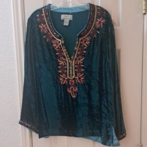 CASUAL LIVING Embroidered and Beaded Teal Top Sz Large